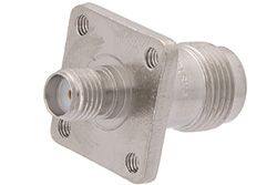 PE9276 - SMA メス 〜 TNC メス 4ホールパネルマウントアダプタ