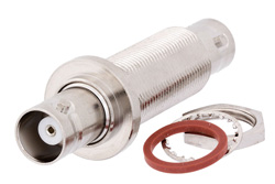 PE9420 - 気密シール BNC メス 〜 BNC メス バルクヘッドマウントアダプタ、最大 1インチパネル用