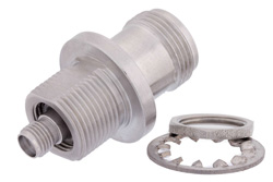 PE9435 - プレシジョンバルクヘッドマウント SMA メス 〜 N メス アダプタ