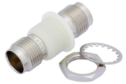 PE9625 - 絶縁グラウンド 75 Ω TNC メス 〜 75 Ω TNC メス バルクヘッドマウントアダプタ