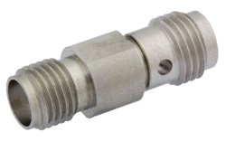 PE9656 - プレシジョン SMA メス 〜 2.4mm メス アダプタ