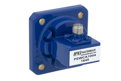 PEWCA1004 - WR-75、スクエアカバーフランジ、SMA メス、導波管 〜 同軸アダプタ、10 GHz 〜 15 GHz、M 周波帯