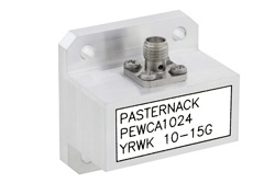 PEWCA1024 - WR-75、スクエアカバーフランジ、SMA メス、導波管 〜 同軸アダプタ、10 GHz 〜 15 GHz、M 周波帯