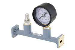 PEWSP1002 - WR-34 導波管圧力計付セクション 4.25 インチ長、UG-1530/U 方形 フランジ、20 GHz 〜 33 GHz