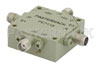 吸収型 SP3T、PIN ダイオードスイッチ、動作周波数 1 GHz 〜 2 GHz、最大 1 W (+30 dBm)、SMA