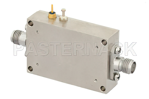 3 dB NF、13 dBm P1dB、2 GHz  〜 18 GHz、低ノイズ広帯域増幅器、33 dB ゲイン、SMA