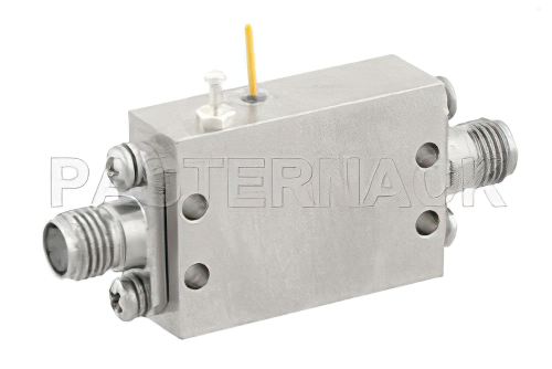 3.2 dB NF、13 dBm P1dB、2 GHz 〜 18 GHz、低ノイズ 広帯域 増幅器、22 dB ゲイン、SMA