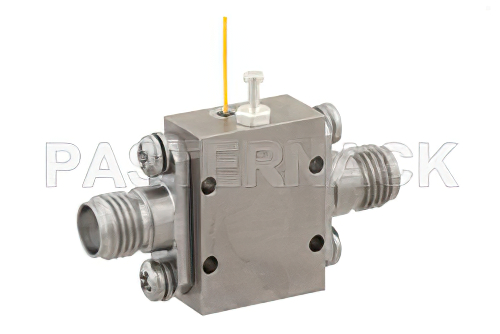 2.3 dB NF、11 dBm P1dB、18 GHz 〜 26.5 GHz、低ノイズ 広帯域 増幅器、32 dB ゲイン、SMA