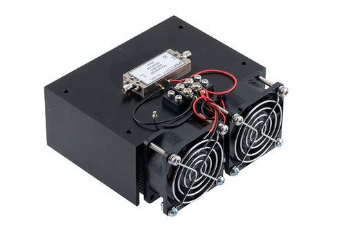 1 W P1dB、500 MHz 〜 4 GHz、中電力増幅器、ヒートシンク付き、SMA、30 dB ゲイン、6 dB NF