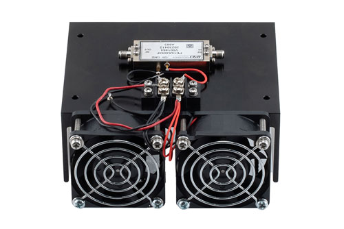 1 W P1dB、2 GHz 〜 8 GHz、中電力増幅器、ヒートシンク付き、SMA、38 dB ゲイン、5.5 dB NF