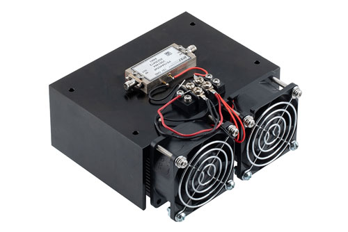 1 W P1dB、2 GHz 〜 8 GHz、中電力増幅器、ヒートシンク付き、SMA、38 dB ゲイン、5.5 dB NF