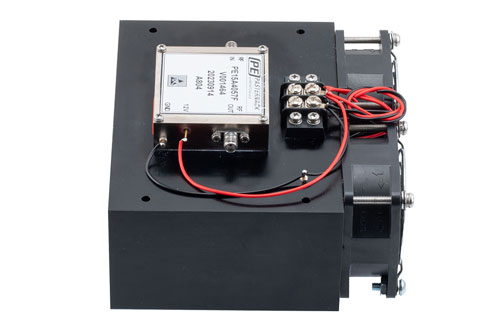 2 W P1dB、2 GHz 〜 18 GHz、中電力増幅器、ヒートシンク付き、SMA、30 dB ゲイン、40 dBm IP3