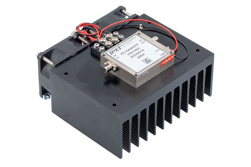 2 W P1dB、2 GHz 〜 18 GHz、中電力増幅器、ヒートシンク付き、SMA、30 dB ゲイン、40 dBm IP3