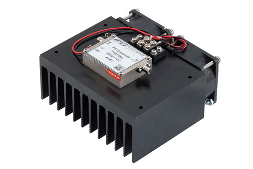 1 W P1dB、2 GHz 〜 20 GHz、中電力増幅器、ヒートシンク付き、SMA、30 dB ゲイン、38 dBm IP3
