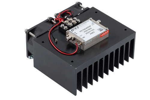 1 W P1dB、2 GHz 〜 20 GHz、中電力増幅器、ヒートシンク付き、SMA、30 dB ゲイン、38 dBm IP3