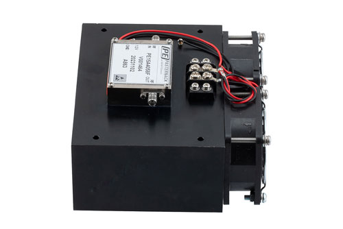 1 W P1dB、2 GHz 〜 20 GHz、中電力増幅器、ヒートシンク付き、SMA、30 dB ゲイン、38 dBm IP3