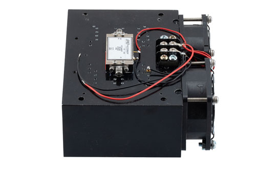 1 W P1dB、6 GHz 〜 18 GHz、中電力増幅器、ヒートシンク付き、SMA、38 dB ゲイン、10 dB NF