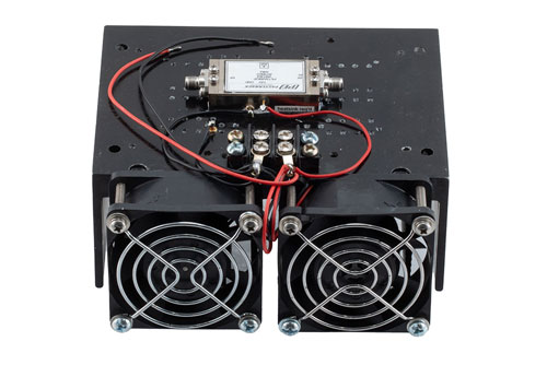 1 W P1dB、6 GHz 〜 18 GHz、中電力増幅器、ヒートシンク付き、SMA、38 dB ゲイン、10 dB NF