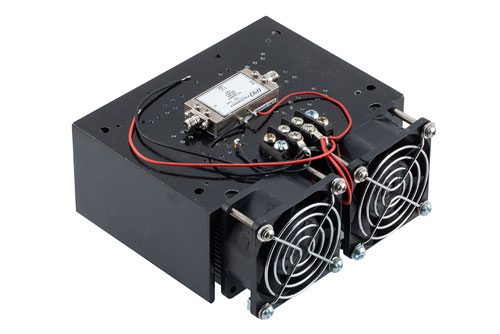 1 W P1dB、6 GHz 〜 18 GHz、中電力増幅器、ヒートシンク付き、SMA、38 dB ゲイン、10 dB NF