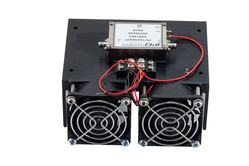 5 W P1dB、2 GHz 〜 6 GHz、大電力増幅器、ヒートシンク付き、SMA、40 dB ゲイン、44 dBm IP3