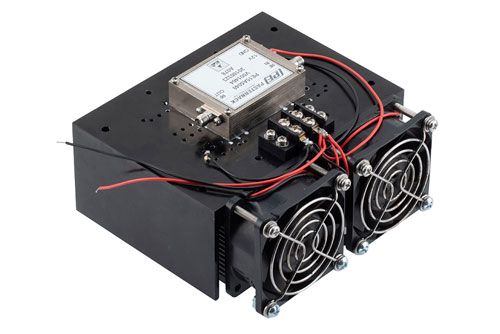 2 W P1dB、6 GHz 〜 18 GHz、中電力増幅器、ヒートシンク付き、SMA、35 dB ゲイン、40 dBm IP3