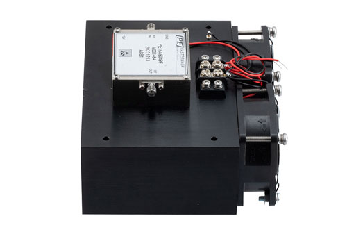 5 W P1dB、6 GHz 〜 18 GHz、大電力増幅器、ヒートシンク付き、SMA、41 dB ゲイン、44 dBm IP3