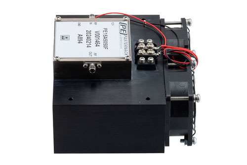 10 W P1dB、6 GHz 〜 18 GHz、大電力増幅器、ヒートシンク付き、SMA、40 dB ゲイン、46 dBm IP3