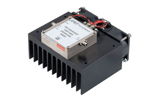 2 W P1dB、18 GHz 〜 26.5 GHz、中電力増幅器、ヒートシンク付き、SMA、35 dB ゲイン、40 dBm IP3