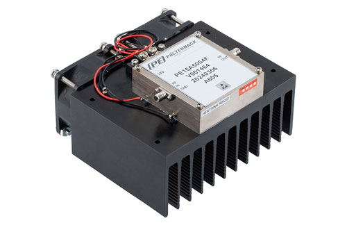 2 W P1dB、18 GHz 〜 26.5 GHz、中電力増幅器、ヒートシンク付き、SMA、35 dB ゲイン、40 dBm IP3