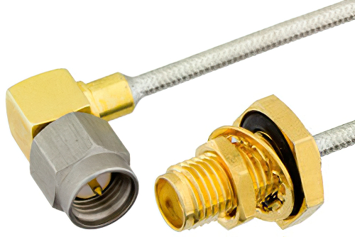 SMA オス 直角 〜 SMA メス バルクヘッド、セミフレキプレシジョンケーブル、PE-SR405FL 同軸、鉛フリーはんだ