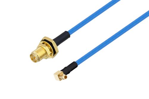 逆極性 SMA メス バルクヘッド 〜 MMCX プラグ 直角ケーブル、PE-P086 同軸