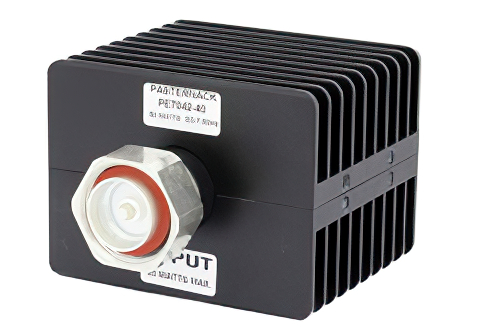 40 dB 固定減衰器、7/16 DIN オス 〜 7/16 DIN メス 方向性、黒色 陽極酸化アルミヒートシンク、50 W、最大 7.5 GHz