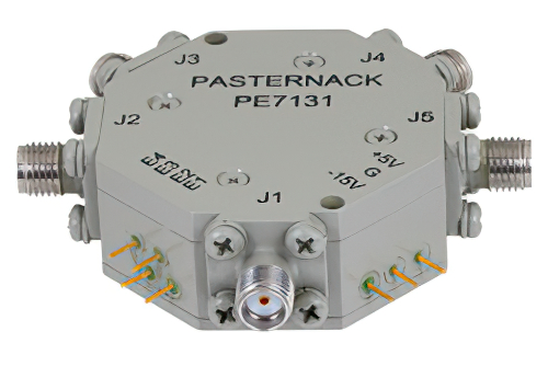 吸収型 SP4T、PIN ダイオードスイッチ、動作周波数 12 GHz 〜 18 GHz、最大 0.5 W (+27 dBm)、SMA