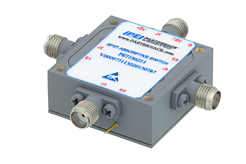 吸収型 SP3T、PIN ダイオードスイッチ、動作周波数 500 MHz 〜 18 GHz、最大 0.1 W (+20 dBm)、フィールド交換式、SMA