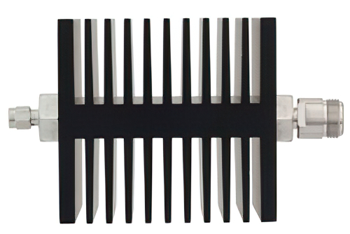 6 dB 固定減衰器、SMA オス 〜 N メス 方向性、黒色 陽極酸化アルミヒートシンク、50 W、最大 18 GHz