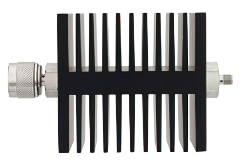 3 dB 固定減衰器、N オス 〜 SMA メス 方向性、黒色 陽極酸化アルミヒートシンク、50 W、最大 18 GHz