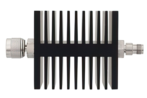 20 dB 固定減衰器、N オス 〜 TNC メス 方向性、黒色 陽極酸化アルミヒートシンク、50 W、最大 18 GHz