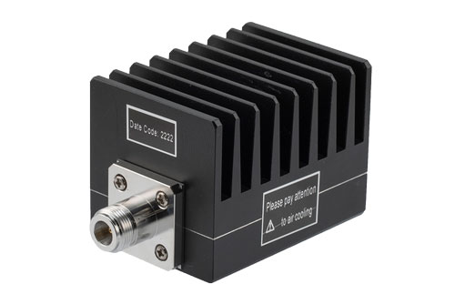 6 dB 固定減衰器、N オス 〜 N メス、黒色 陽極酸化アルミヒートシンク、50 W、最大 4 GHz