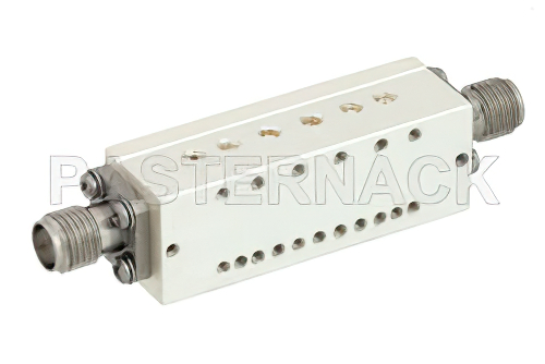 6 セクションバンドパスフィルタ、SMA メス コネクタ、動作範囲 10.7 GHz 〜 12.2 GHz、1.5 GHz 通過帯域