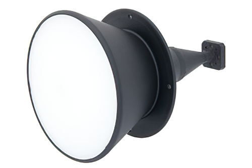 WR-15 導波管ホーンアンテナ、動作範囲 56.5 GHz 〜 67 GHz 、公称 34 dBi ゲイン、UG-385/U 円形フランジ