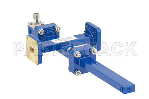 WR-34導波管 40 dB クロスガイド結合器、UG-1530/Uスクエアカバーフランジ、2.92mm メス 結合ポート、22 GHz 〜 33 GHz、青銅