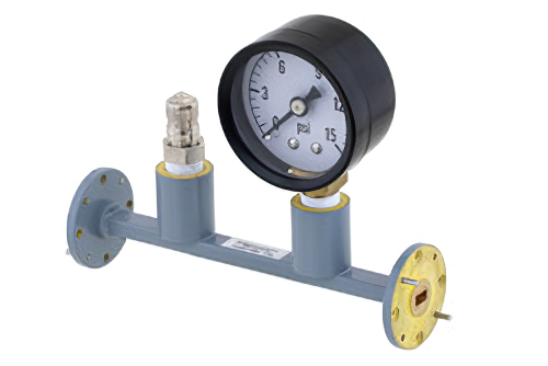 WR-22 導波管圧力計付セクション 4.25 インチ長、UG-383/U 円形フランジ、33 GHz 〜 50 GHz